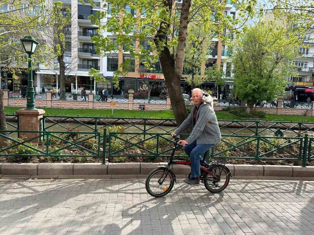 Boynunda kedisi ile Türkiye’yi dolaşıyor