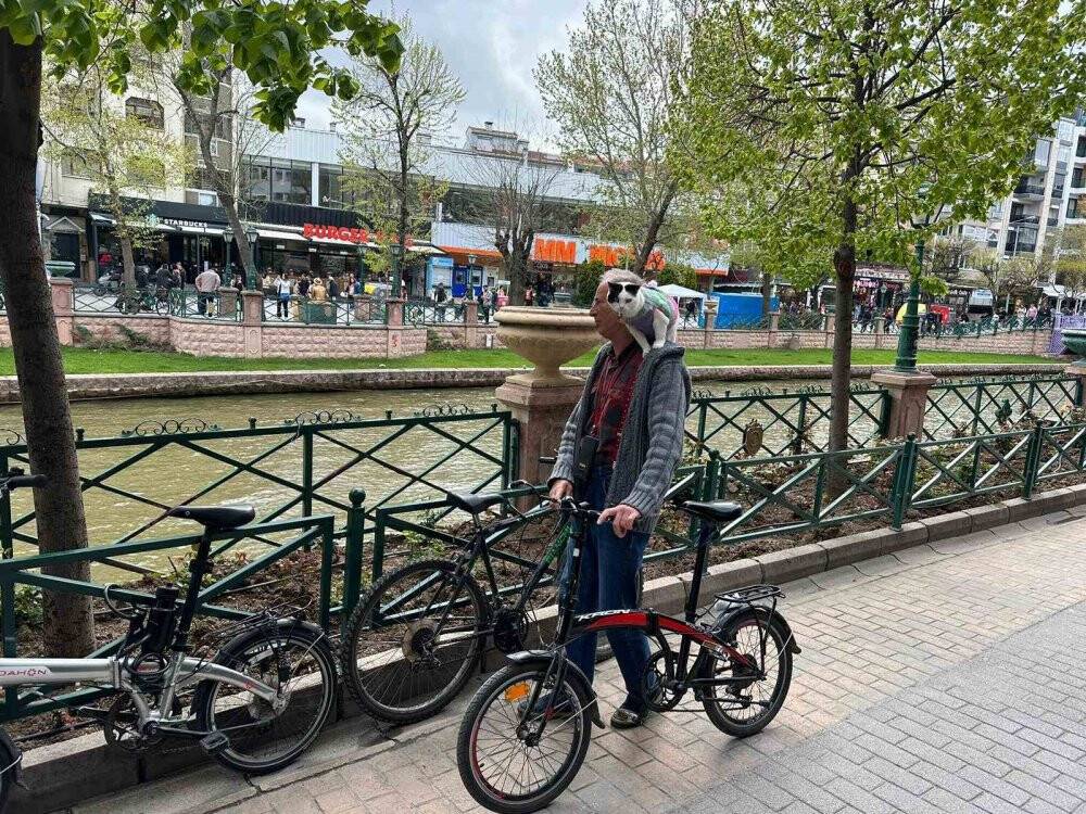 Boynunda kedisi ile Türkiye’yi dolaşıyor