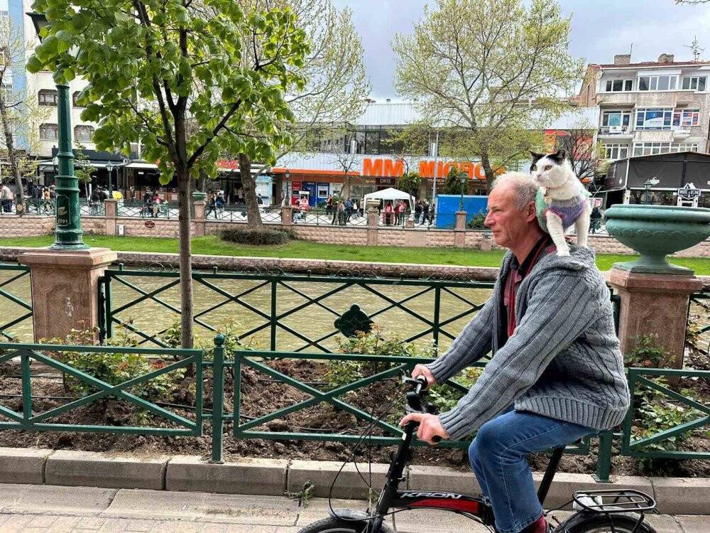 Boynunda kedisi ile Türkiye’yi dolaşıyor