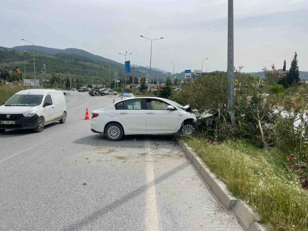 lastiği patlayan araç direğe çarparak durabildi