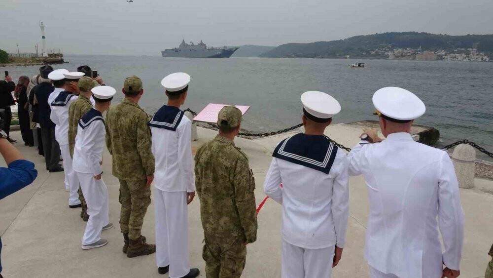 ‘TCG Anadolu’ Çanakkale Boğazı’ndan geçti