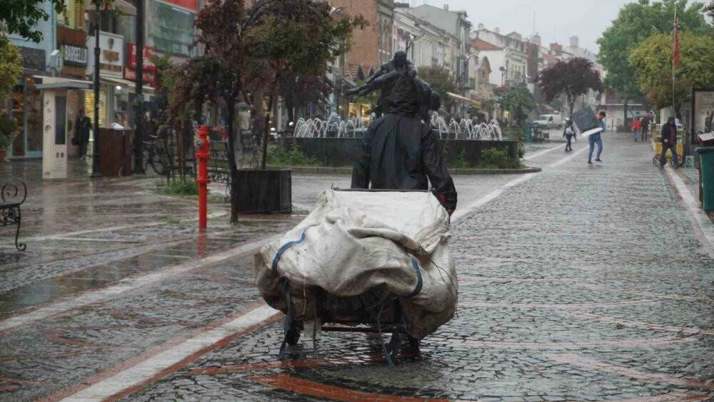 Edirne’de sağanak etkili oldu, yollar kısa sürede göle döndü