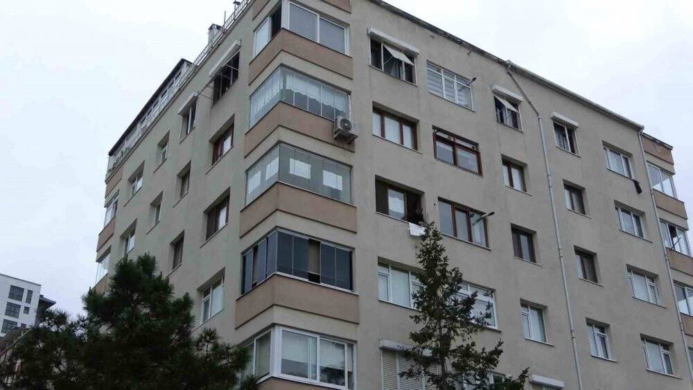 Ev sahibiyle anlaşamayan kiracı, derdini astığı kağıtlarla anlattı