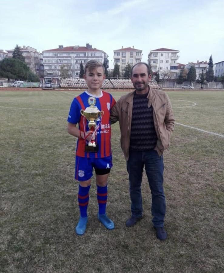 Önce 18 yaşındaki futbolcu, bir saat sonra da babası, kalp krizinden vefat etti