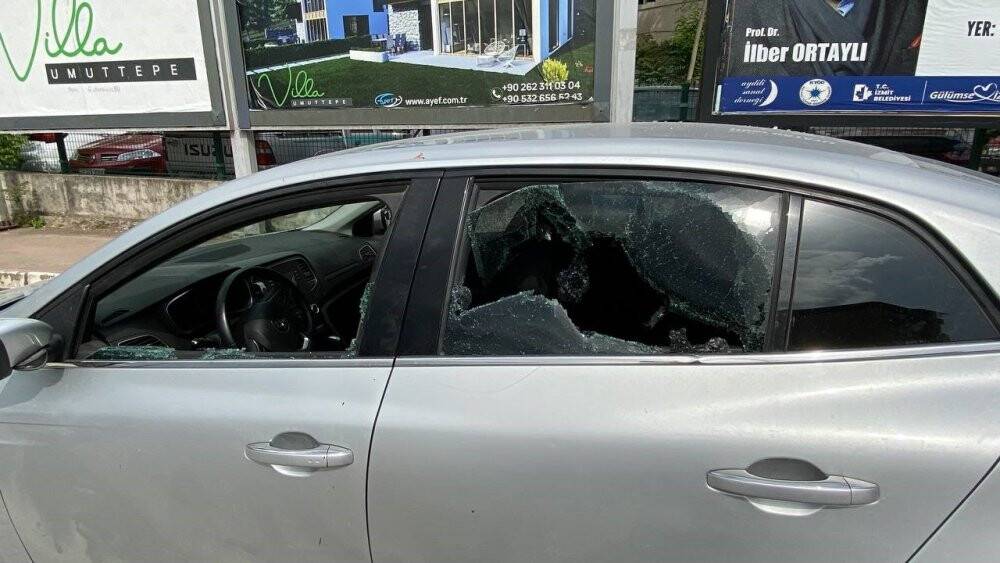 Trafikte kavga çıktı, araçtan sopa ile inip dehşet saçtılar