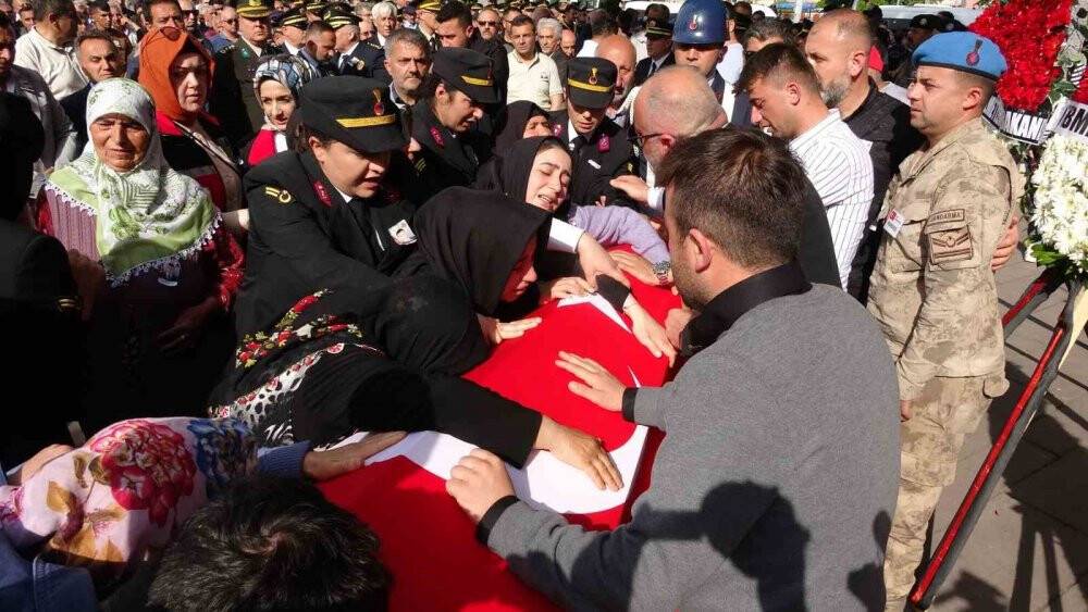 Uzman çavuşlardan şehit kardeşlerine son görev