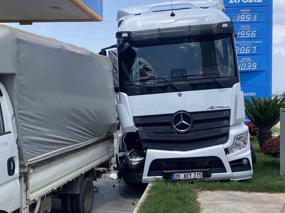 Akaryakıt istasyonuna giren TIR, park halindeki araca çarparak durabildi