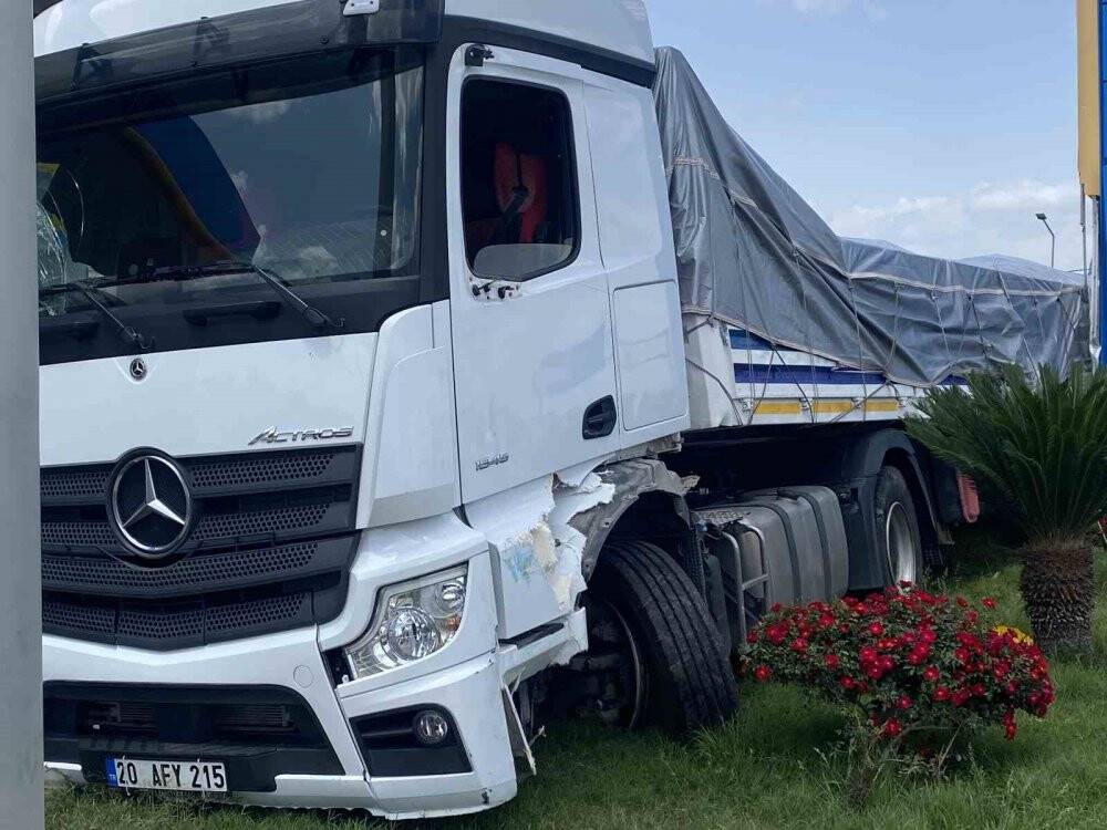 Akaryakıt istasyonuna giren TIR, park halindeki araca çarparak durabildi