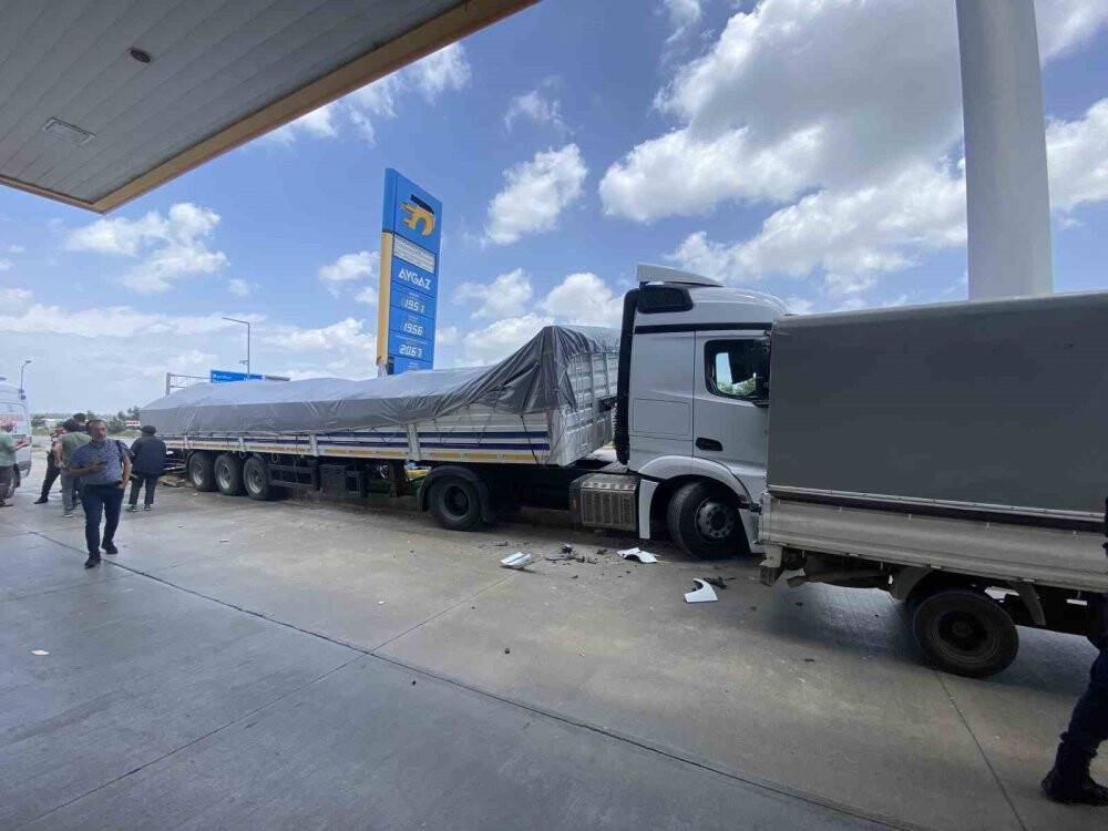 Akaryakıt istasyonuna giren TIR, park halindeki araca çarparak durabildi