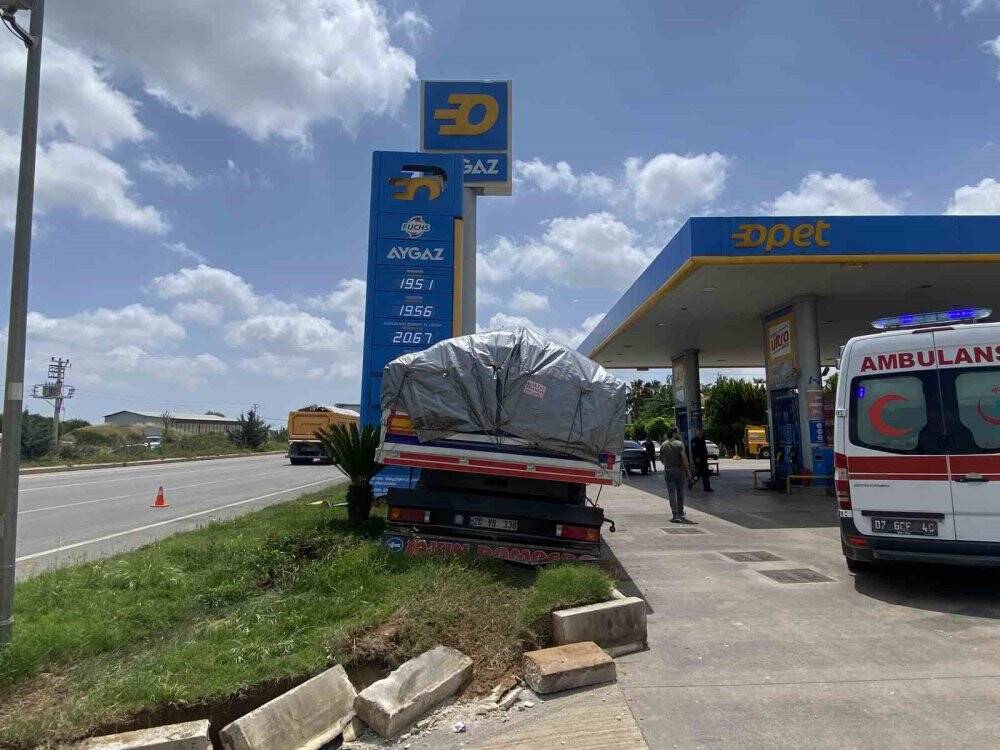 Akaryakıt istasyonuna giren TIR, park halindeki araca çarparak durabildi