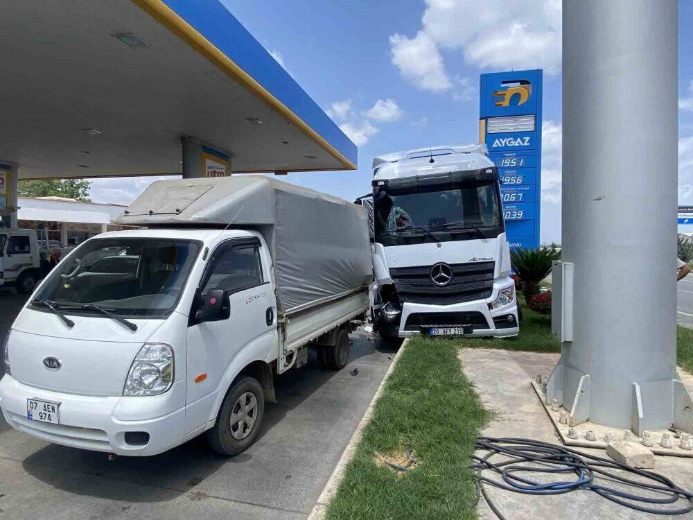 Akaryakıt istasyonuna giren TIR, park halindeki araca çarparak durabildi