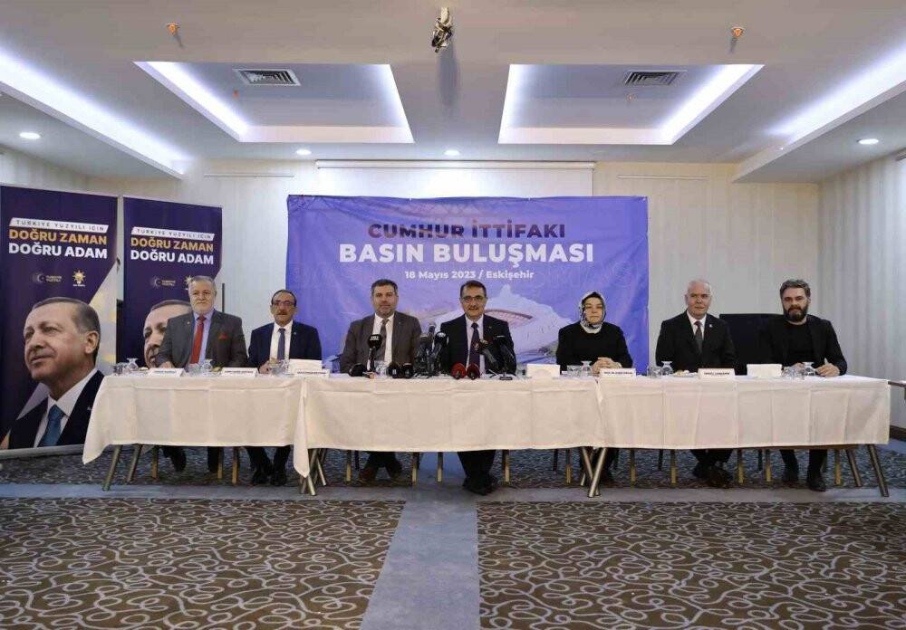 Bakan Dönmez’den depremzedelere saldıranlara sert tepki: Bunlar onca acıya rağmen enkaz altında iktidar arayanlar"