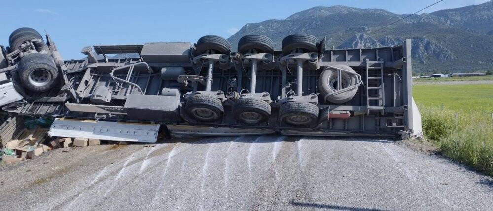 Devrilen TIR yolu ulaşıma kapattı