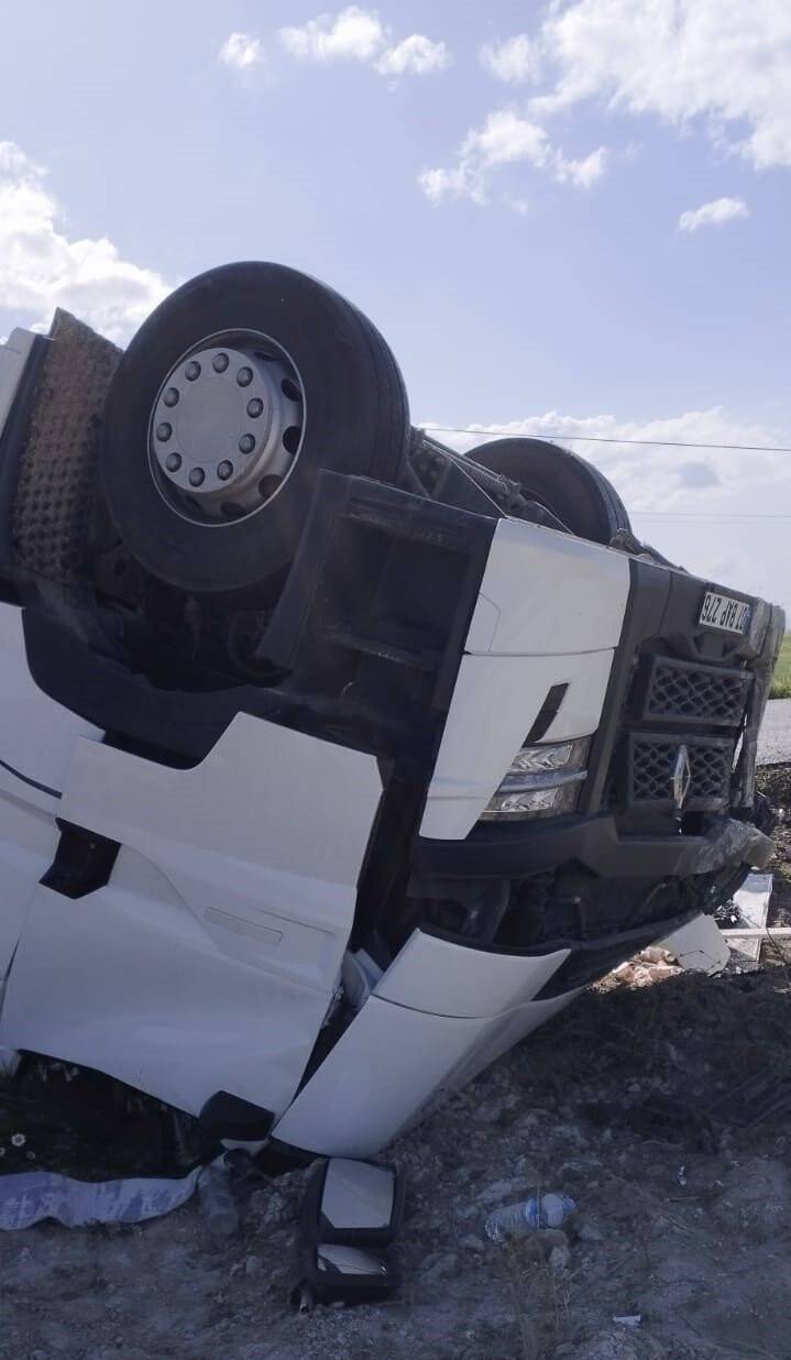 Devrilen TIR yolu ulaşıma kapattı
