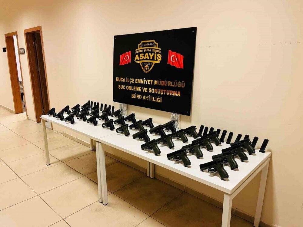 Silah kaçakçılarının evinde 13 kilo uyuşturucu ele geçirildi