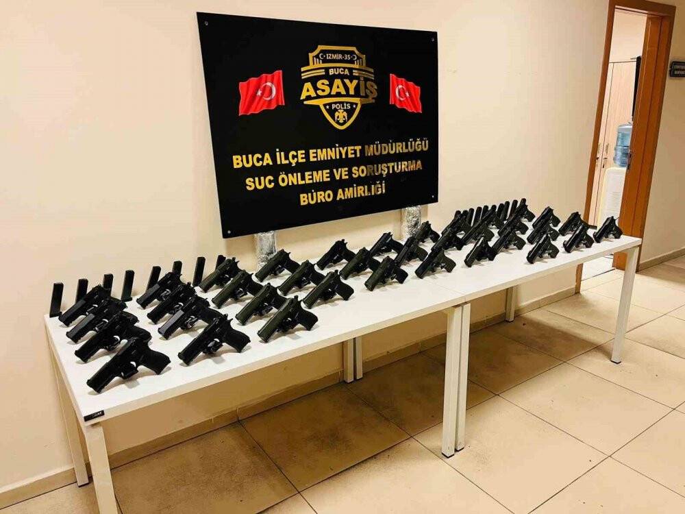 Silah kaçakçılarının evinde 13 kilo uyuşturucu ele geçirildi