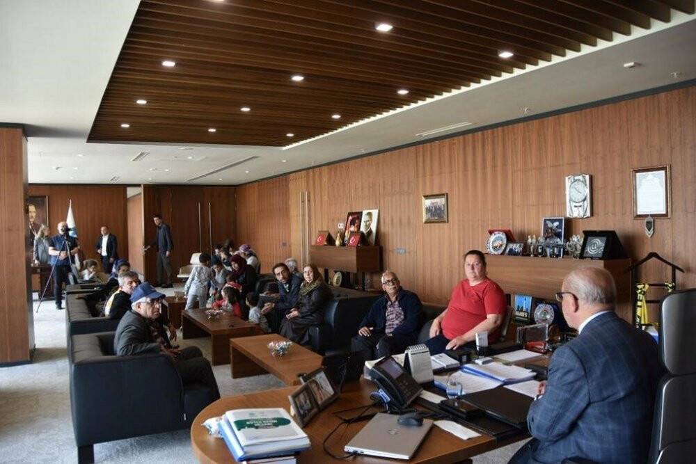 Tekirdağ Büyükşehir Belediye Başkanı, özür dilemek yerine ayağına çağırıp teşekkür ettirdi