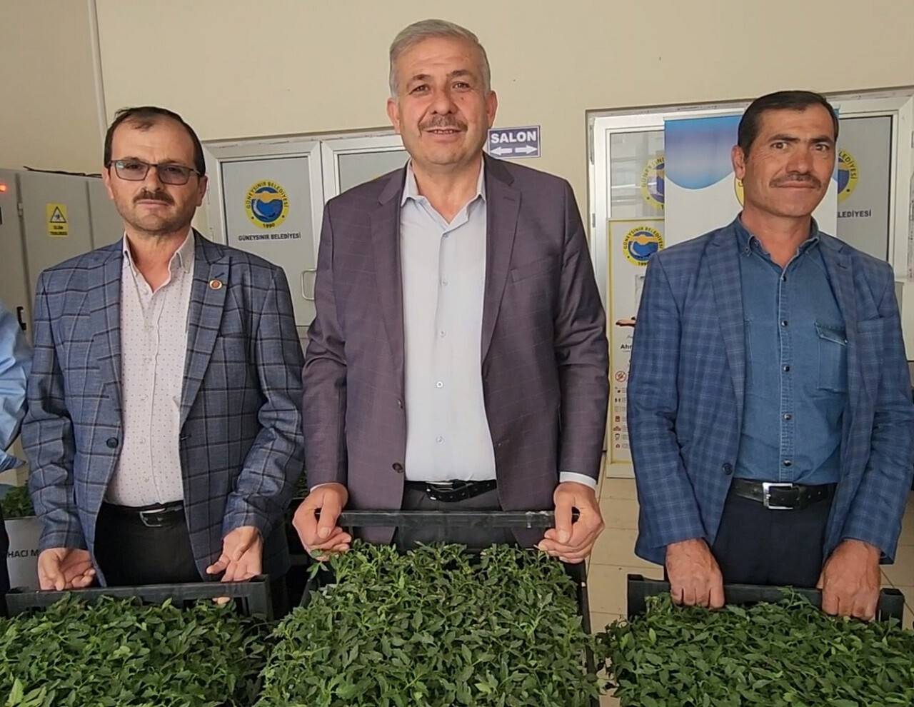 aa-20230519-31175825-31175822-guneysinir-belediyesi-ureticilere-sebze-fidesi-desteginde-bulundu.jpg