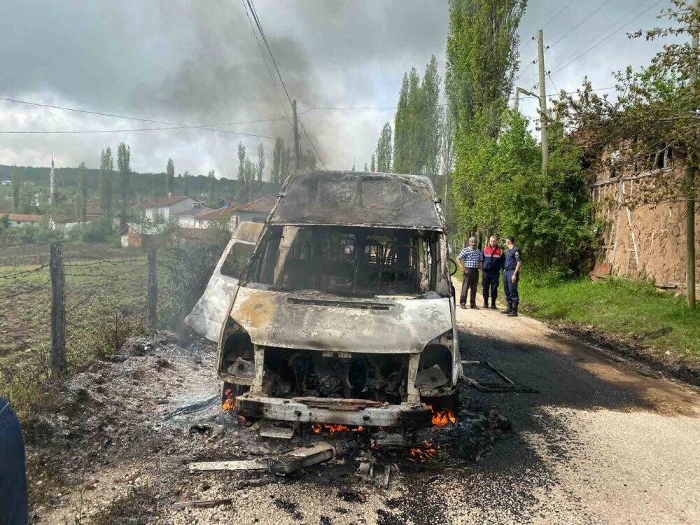 Amasya’da yanan minibüsteki çocuklar büyük tehlike atlattı