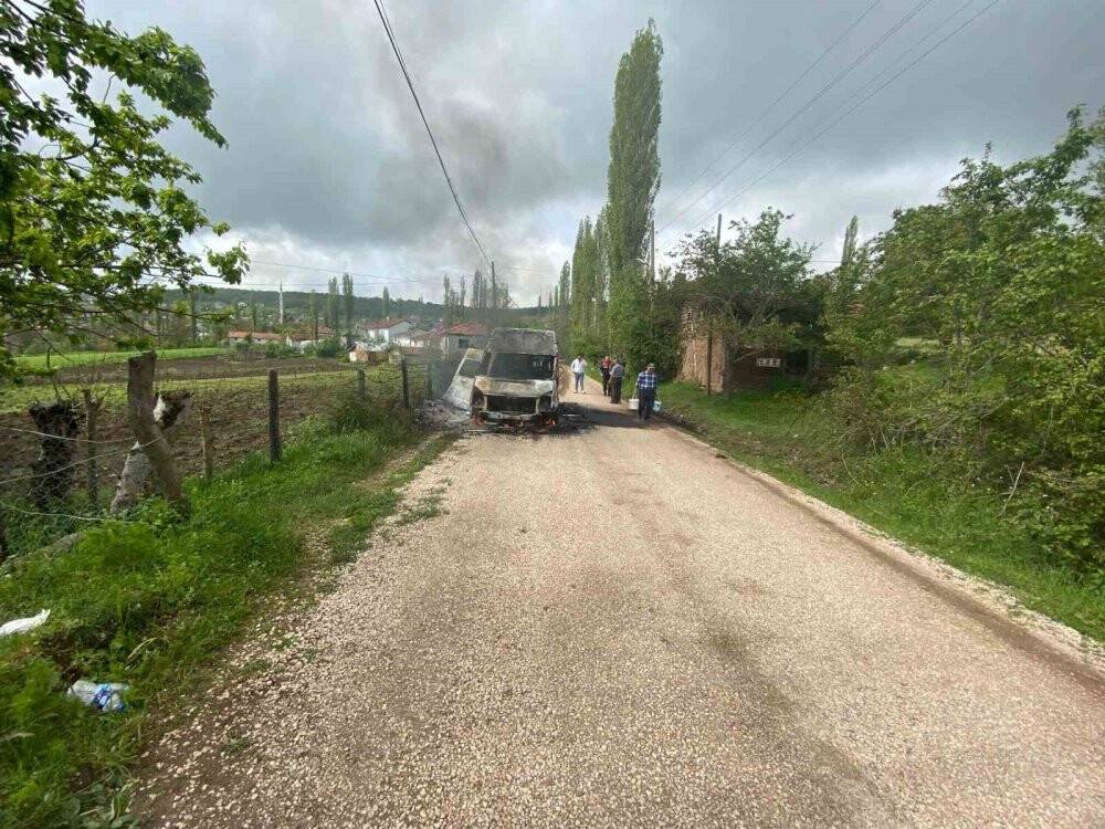 Amasya’da yanan minibüsteki çocuklar büyük tehlike atlattı