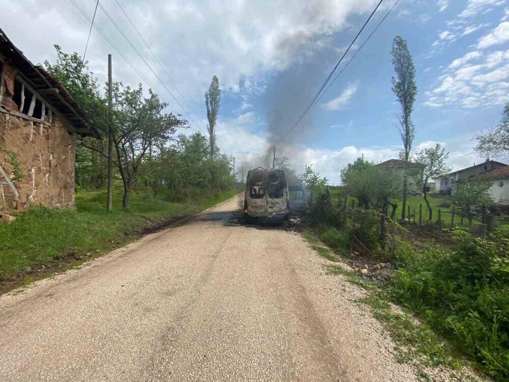 Amasya’da yanan minibüsteki çocuklar büyük tehlike atlattı