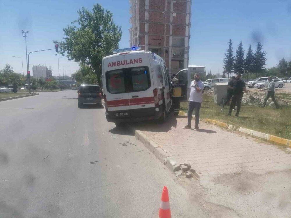 Ambulans ile otomobil çarpıştı: 2 yaralı