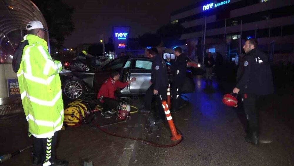 Bursa’da üç gencin lüks otomobilde hayatını kaybettiği kaza kamerada