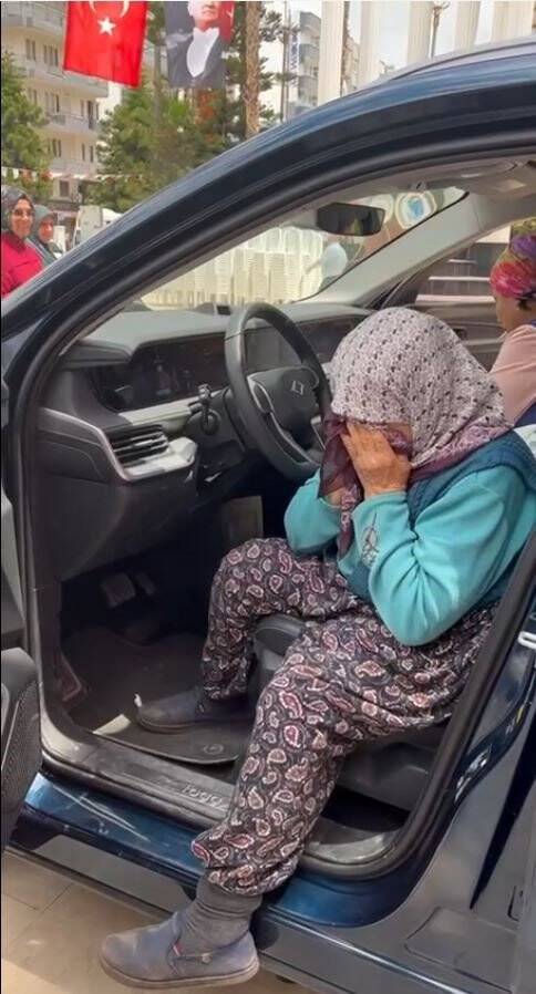 Cumhurbaşkanı Erdoğan’ı evinde ağırlayan Zülfiye nine TOGG’a binince gözyaşlarını tutamadı