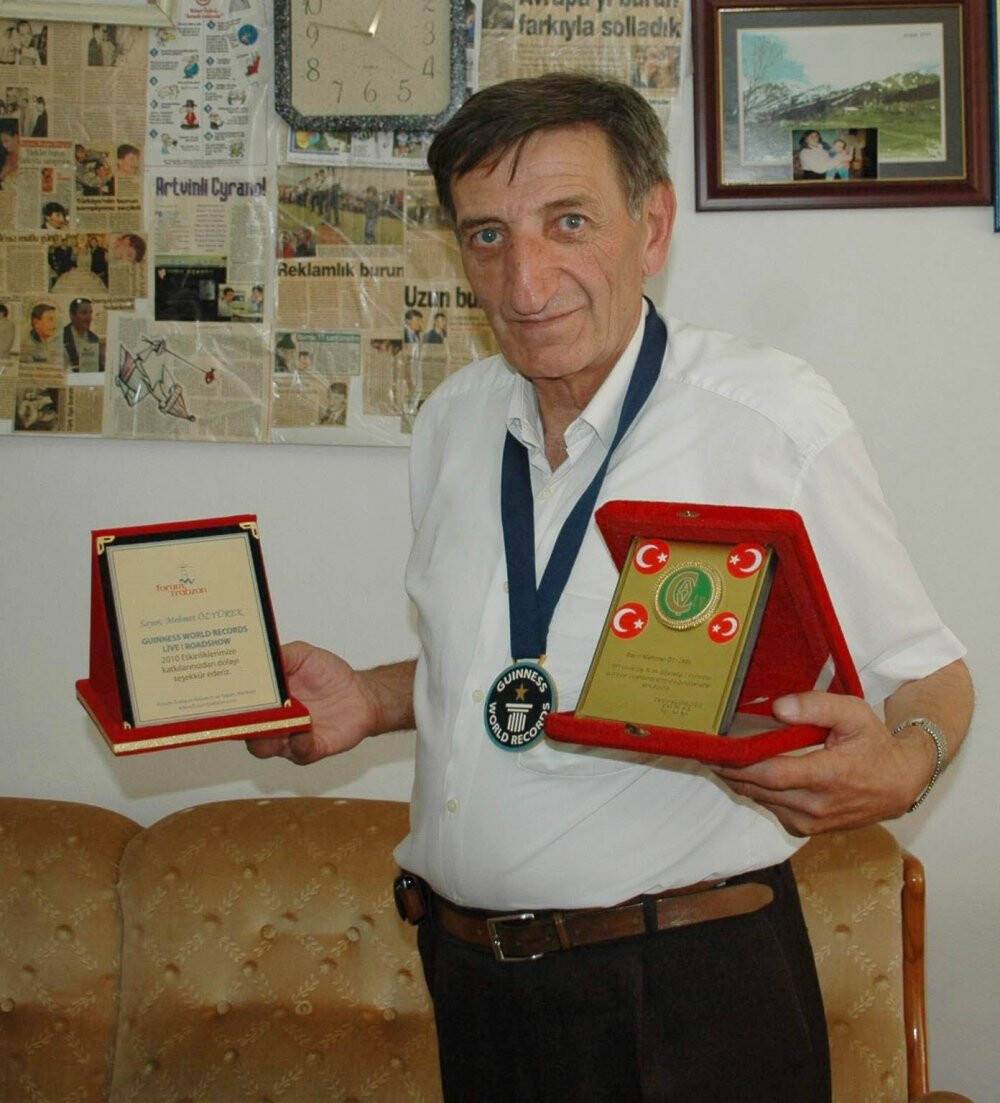 Dünyanın en uzun burunlu adamı hayatını kaybetti