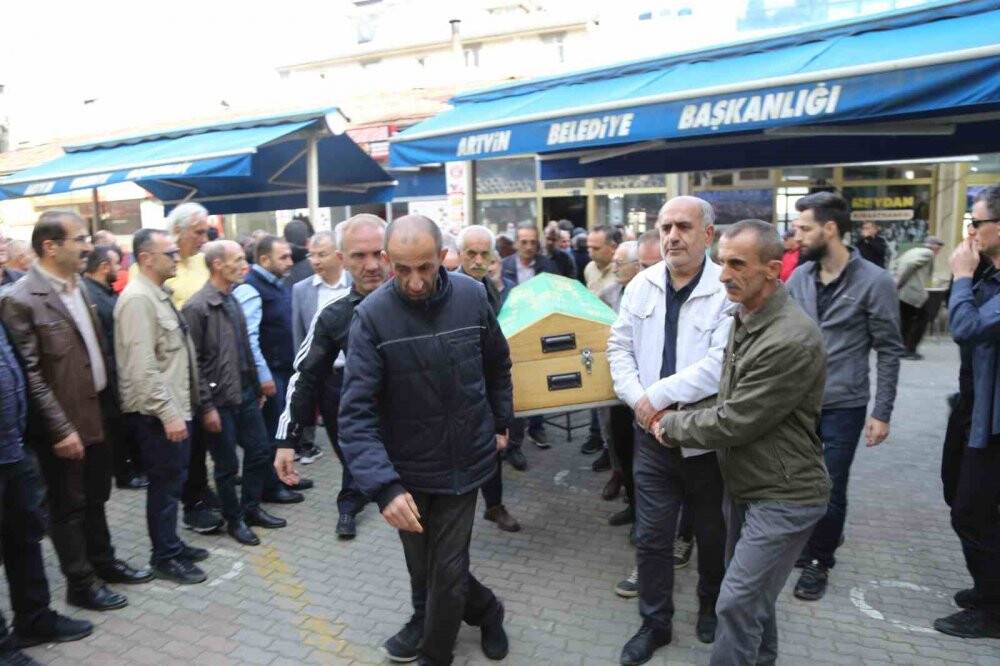 Dünyanın en uzun burunlu insanı toprağa verildi