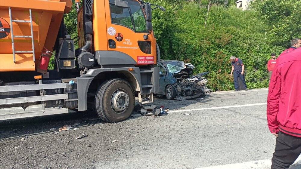 Hurdaya dönen araçtan yaralı kurtuldular