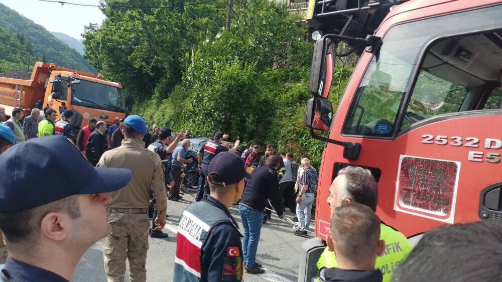 Hurdaya dönen araçtan yaralı kurtuldular