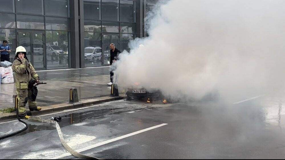 İstanbul’da araç alev alev yandı, İBB itfaiyesi müdahale edemedi