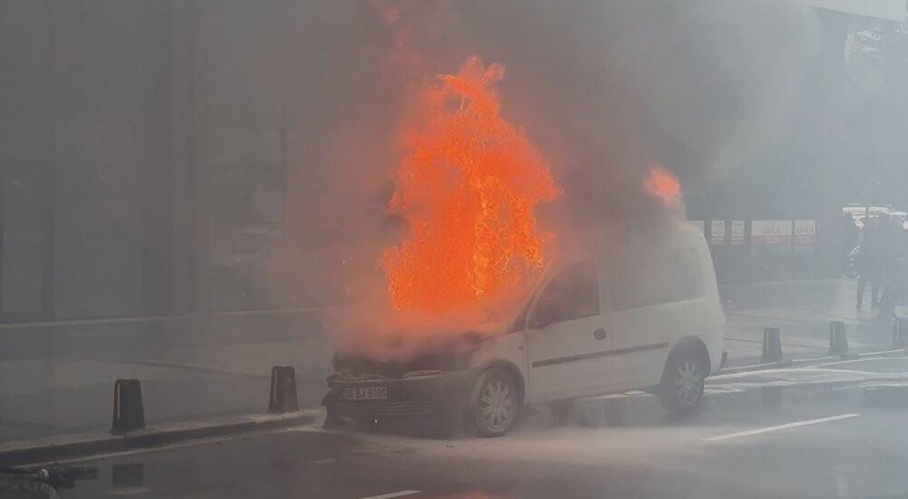 İstanbul’da araç alev alev yandı, İBB itfaiyesi müdahale edemedi