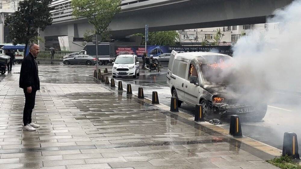 İstanbul’da araç alev alev yandı, İBB itfaiyesi müdahale edemedi