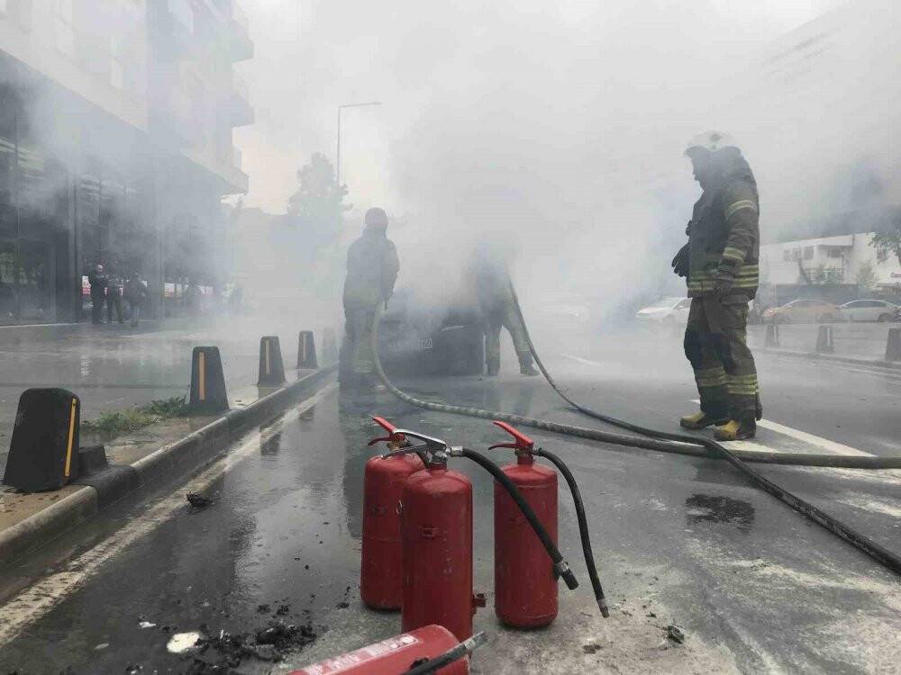 İstanbul’da araç alev alev yandı, İBB itfaiyesi müdahale edemedi