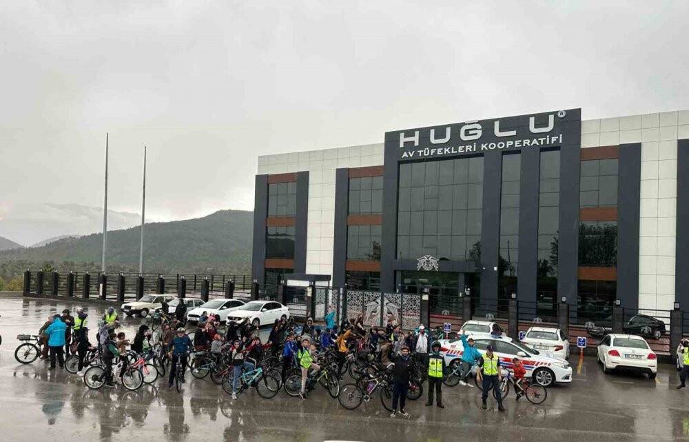 Gençler, genç kalmak için yağmur altında pedal çevirdi