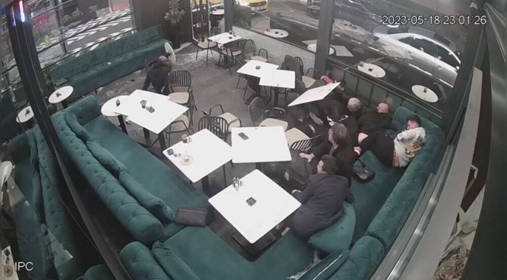 Kafeteryada kurşun yağmuruna tutuldular