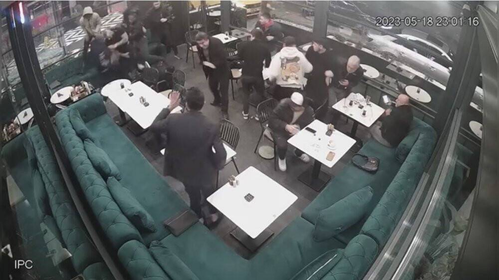 Kafeteryada kurşun yağmuruna tutuldular