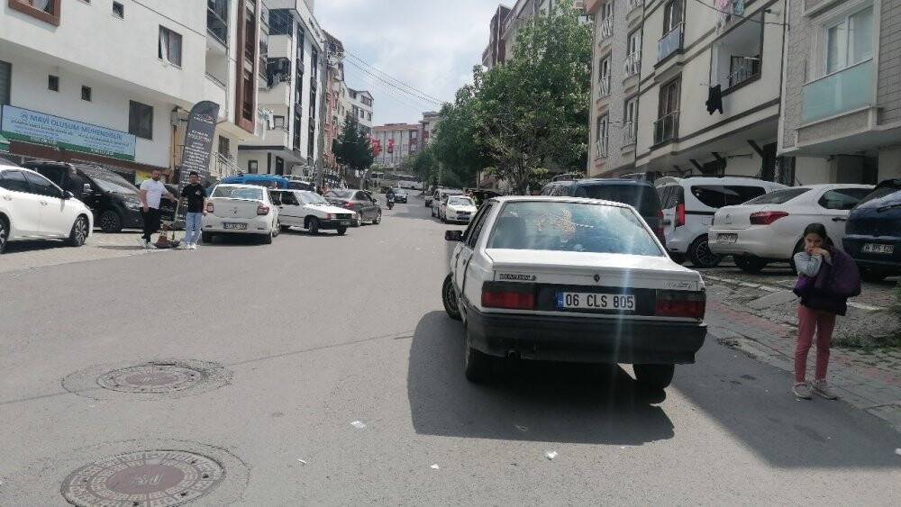 Aniden yola çıkan çocuğa otomobil çarptı