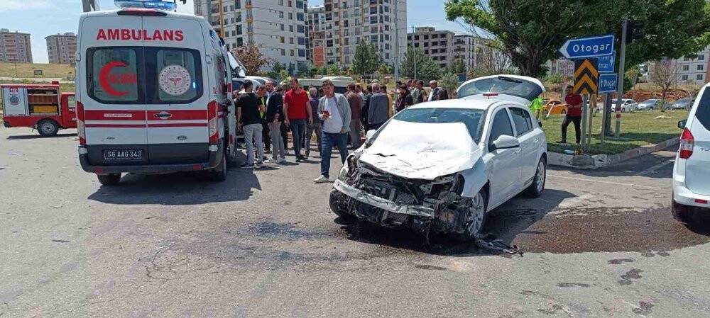 Kamyonet ile otomobil çarpıştı: 2’si çocuk 7 yaralı