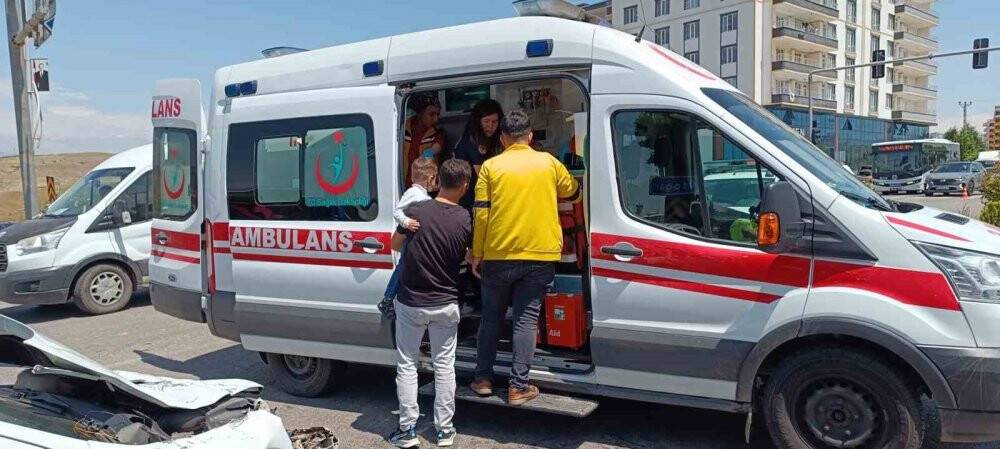 Kamyonet ile otomobil çarpıştı: 2’si çocuk 7 yaralı