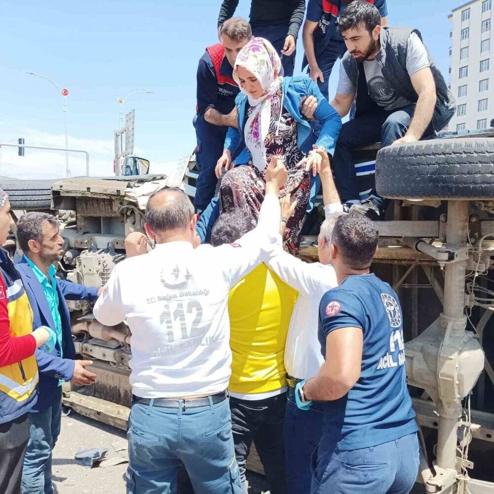 Kamyonet ile otomobil çarpıştı: 2’si çocuk 7 yaralı