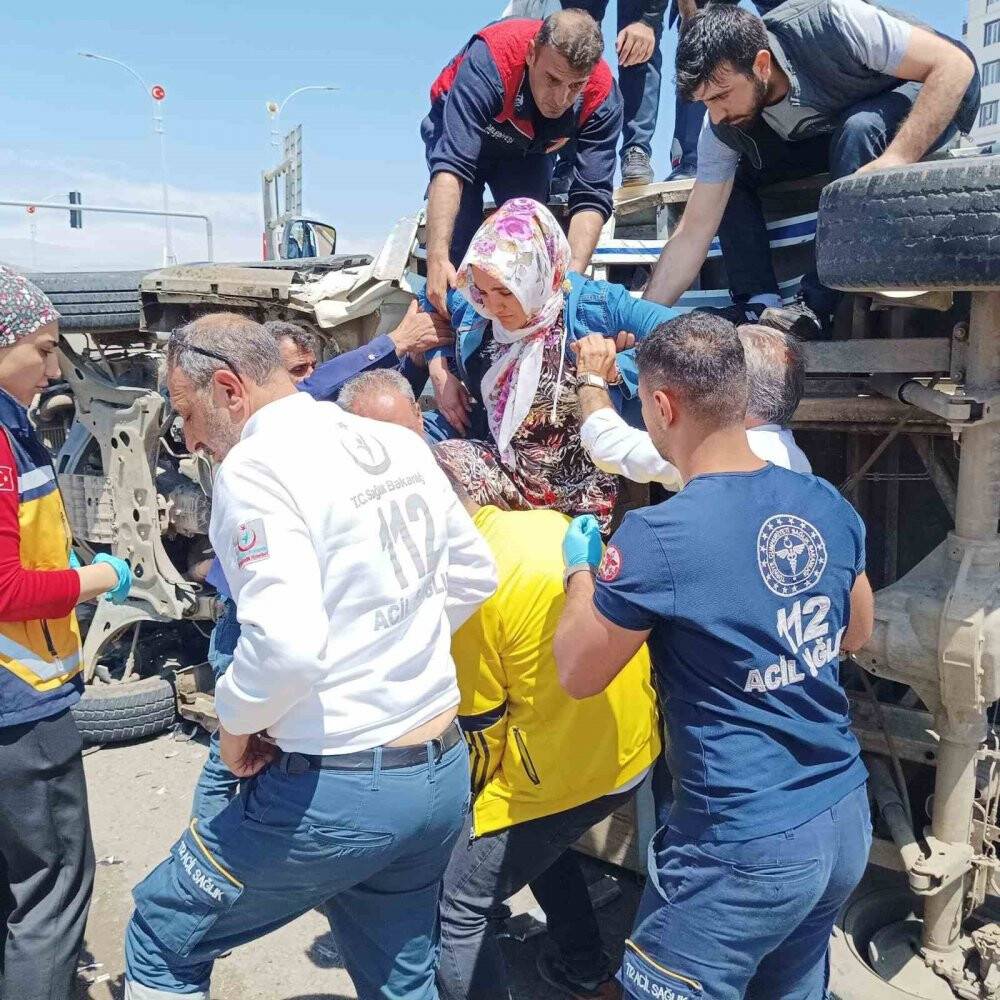 Kamyonet ile otomobil çarpıştı: 2’si çocuk 7 yaralı