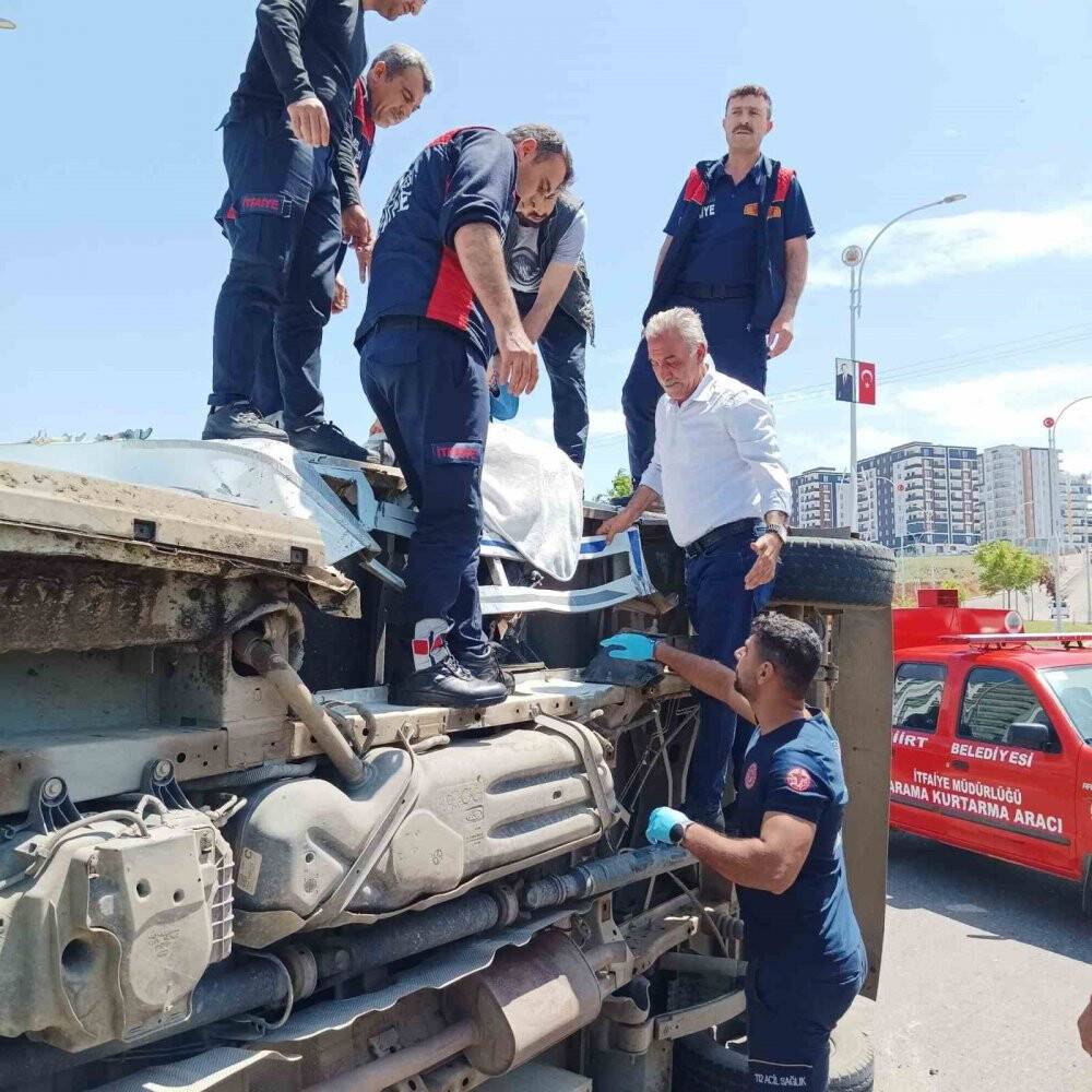 Kamyonet ile otomobil çarpıştı: 2’si çocuk 7 yaralı