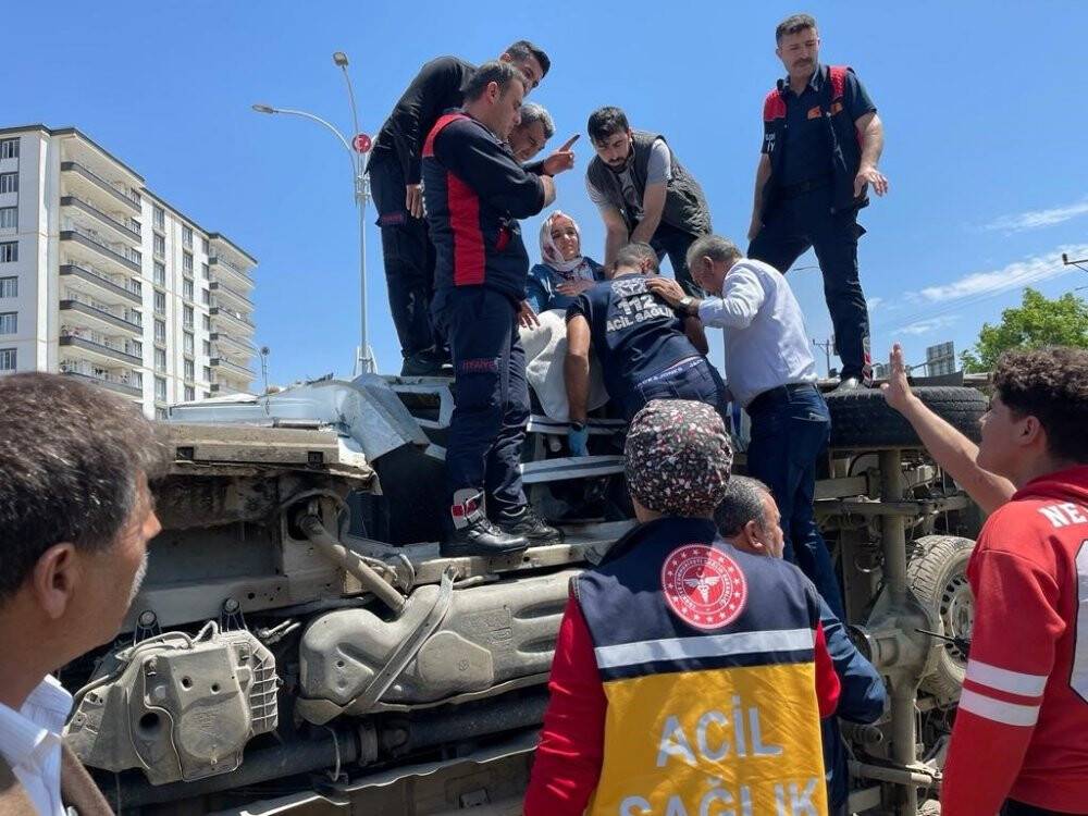 Kamyonet ile otomobil çarpıştı: 2’si çocuk 7 yaralı