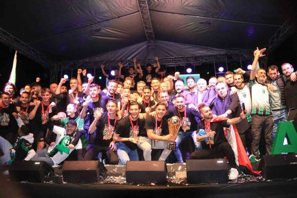 Kocaelispor şampiyonluğu coşkuyla kutladı