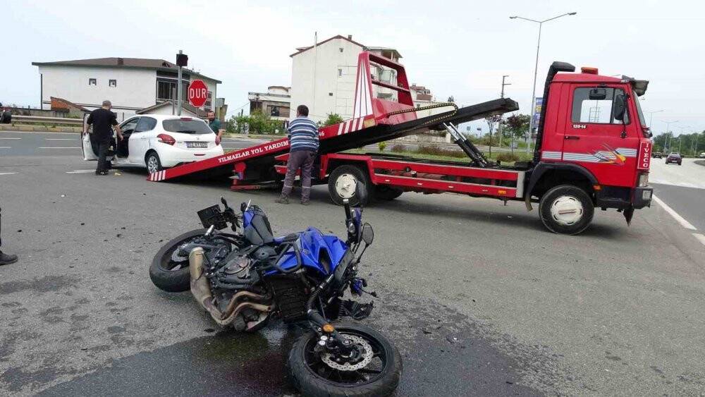 Motosiklet ile otomobil çarpıştı: 2 yaralı