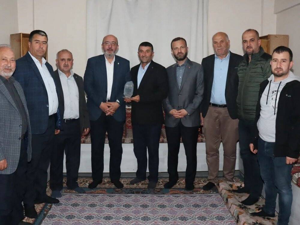 Seçimlerde yüzde 90 ve üzeri oy çıkaran Aslanapa ilçesi köylerine plaket