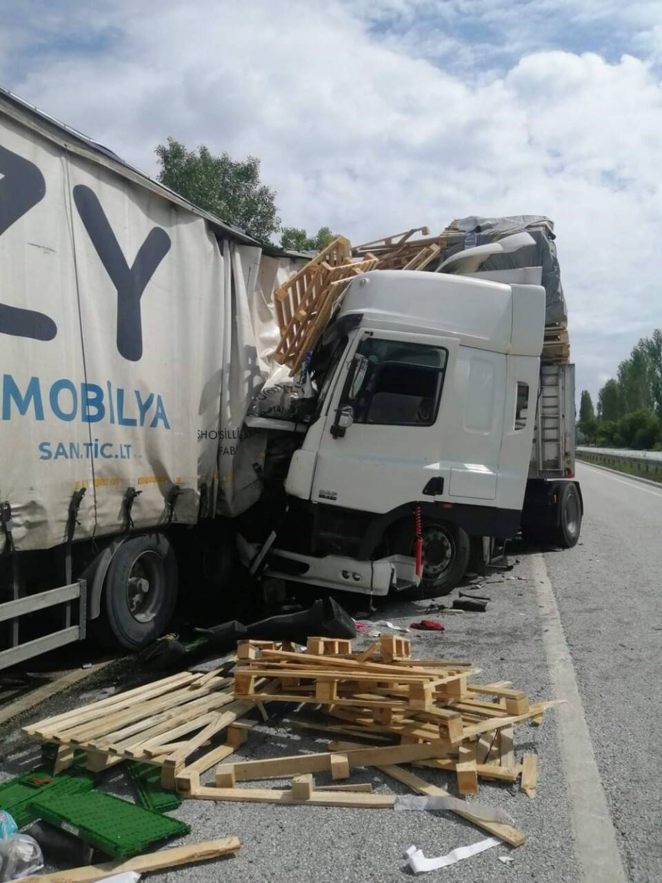 Yol kenarına park eden TIR'a arkadan gelen başka tır çarptı